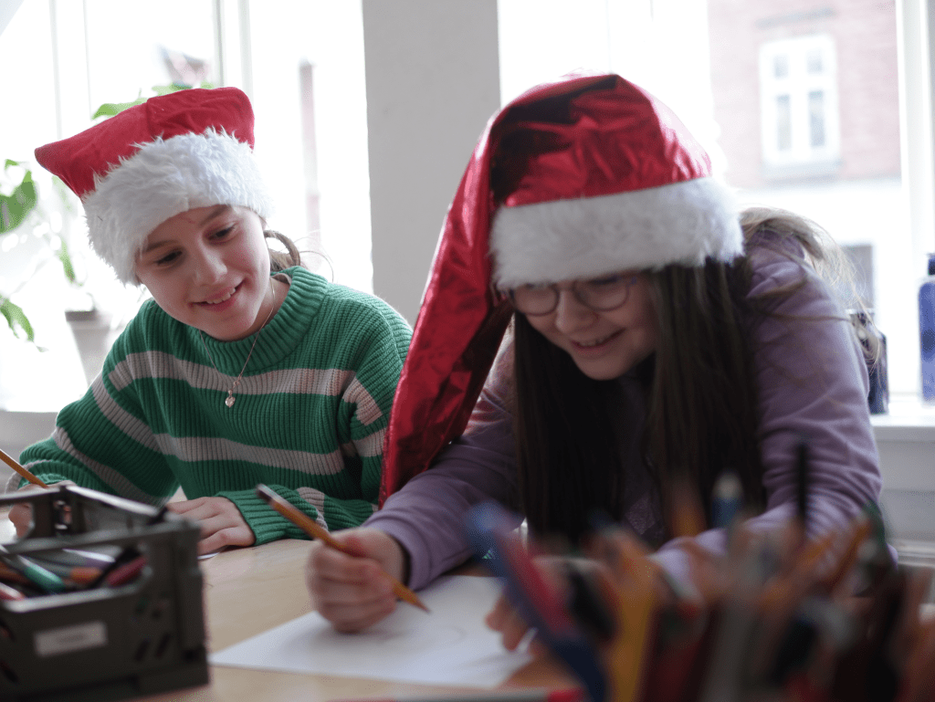 Jul på Børnehøjskolen - billede af børn, der er i julestemning og tegner